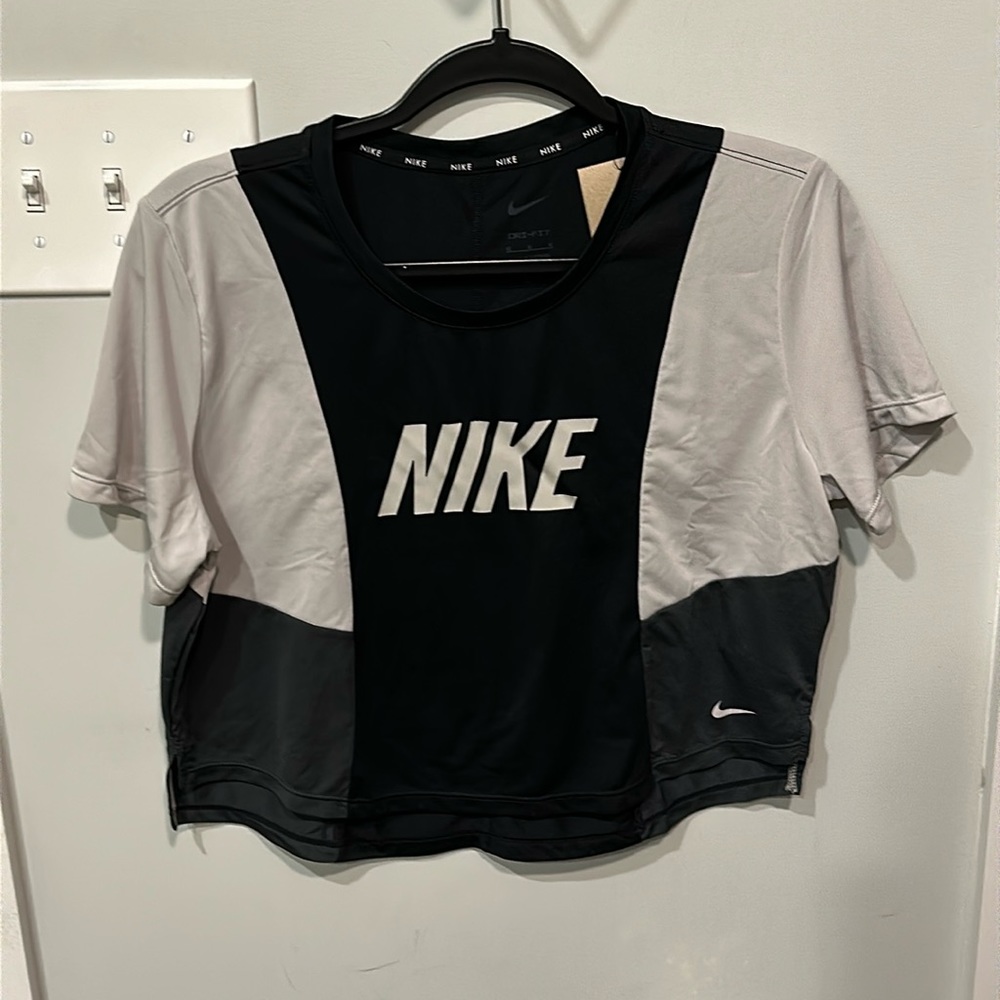 NWT Nike cropped tshirt size Medium